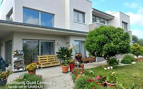 Habitación en casa moderna con jardín